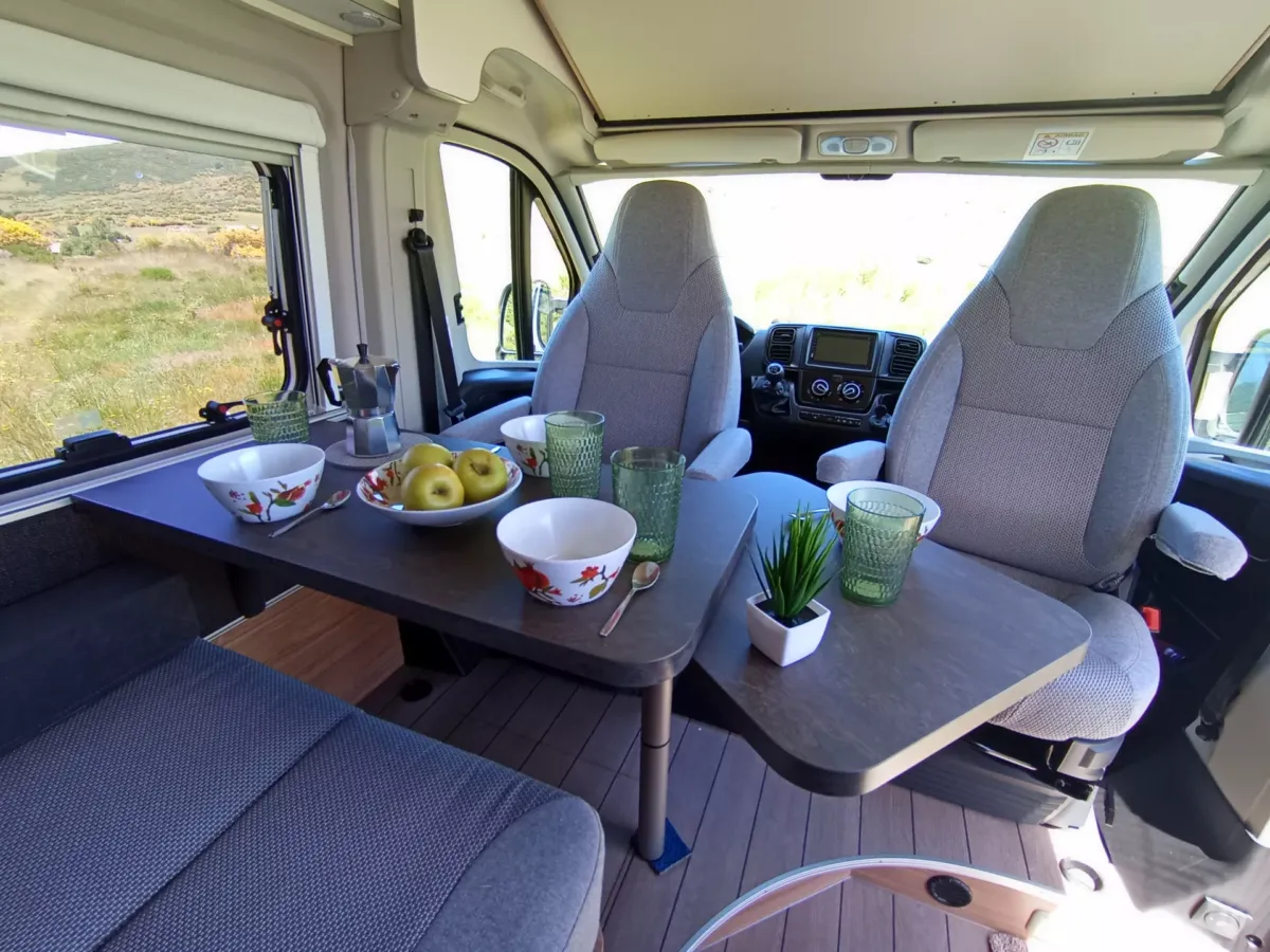 Mesa de comedor con cómodos sillones en la Camper Weinsberg Carabus 600 DQ